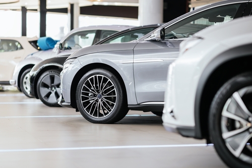 Miami workers compensation lawyer, Miami, FL – Worker Injured by Falling Equipment at Local Dealership