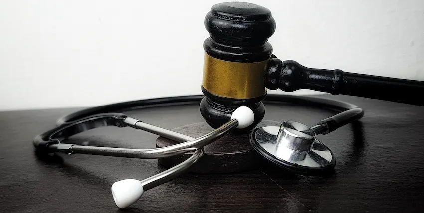 A stethoscope and a gavel represent an independent medical examination in Florida.